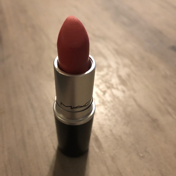 Mac Retro Matte Lipstick in Runway Hit - Picture 4 of 7